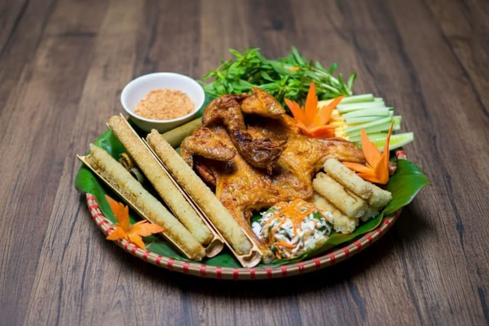 Cơm lam v&agrave; thịt g&agrave; nướng